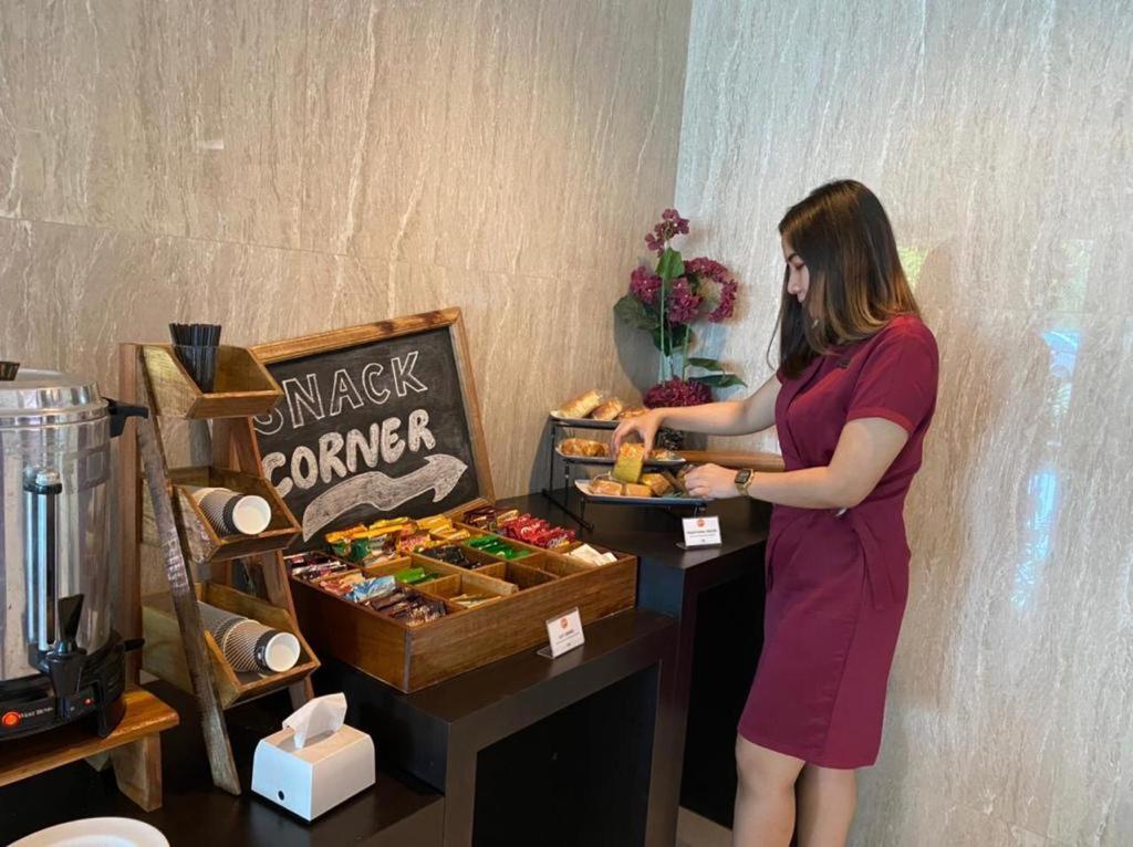News Hotel Waru Sidoarjo Εξωτερικό φωτογραφία